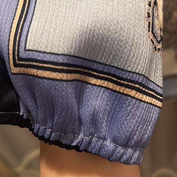 Medium lightweight half sleeve top from nyc company - Picture 7 of 9